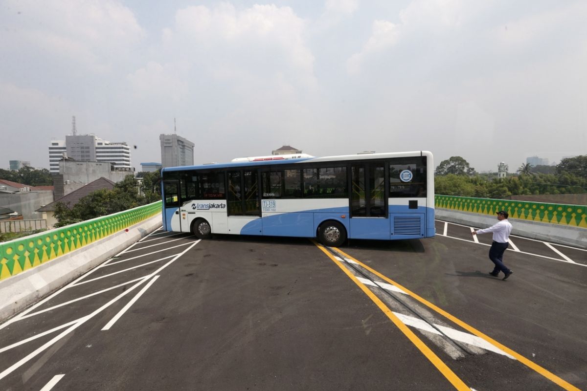  Uji coba pengoperasian layanan bus transjakarta koridor 13 (Tendean-Ciledug), Jakarta, Senin (15/5/2017). Jalur transjakarta sepanjang 9,3 kilometer ini akan dilengkapi 12 halte dan direncanakan beroperasi mulai Juni 2017. 