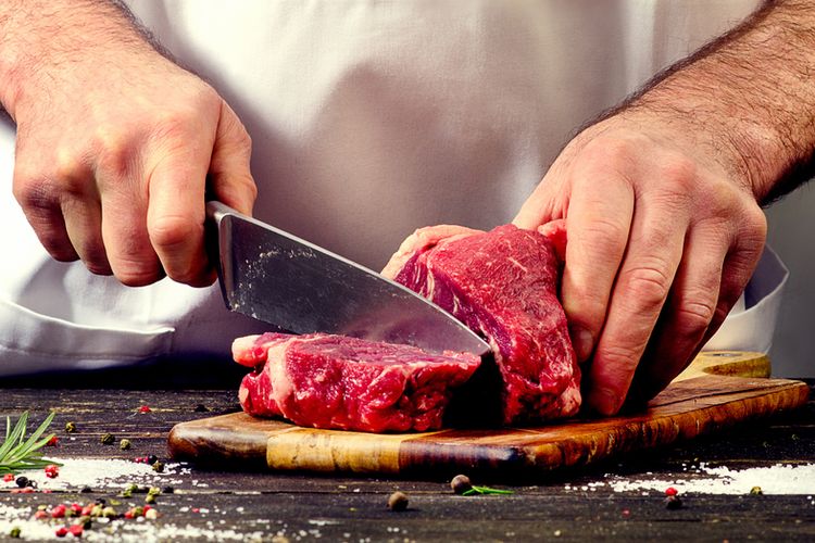 Ilustrasi memotong daging sapi mentah. 