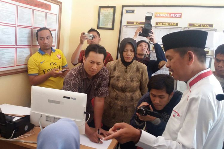 Bupati Purwakarta bersama dua TKW ilegal asal daerahnya yang baru saja dipulangkan dari Malaysia, melapor ke Polres Purwakarta, Sabtu (29/4/2017)