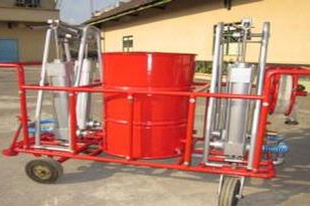 Pawang Geni, alat pemadam kebakaran sederhana dan praktis ciptaan Sri Utomo, warga Sudiroprajan, Jebres, Surakarta, Jawa Tengah. 