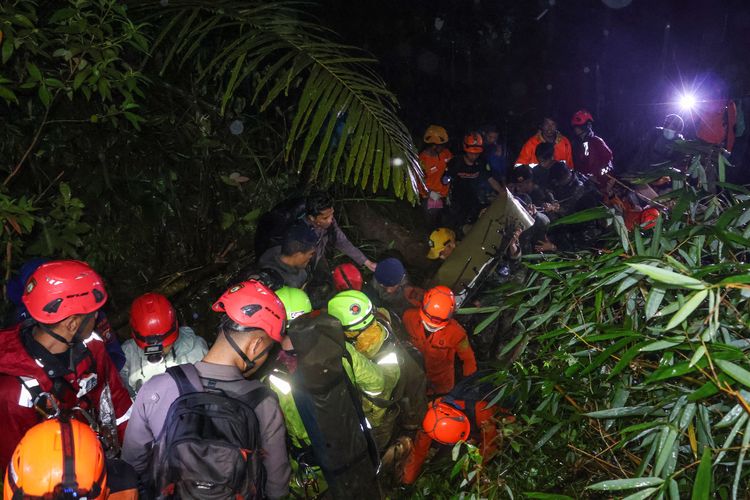 Tim SAR gabungan menggotong kantong jenazah korban kecelakaan pesawat ATR 42-500 di Desa Tompo Bulu, Kabupaten Pangkajene dan Kepulauan, Sulawesi Selatan, Selasa (20/1/2026). Tim SAR gabungan berhasil mengevakuasi satu korban pesawat ATR 42-500 yang hilang kontak pada Sabtu (17/1) ke posko aju Tompo Bulu untuk selanjutnya dibawa ke rumah sakit Bhayangkara Makassar untuk diidentifikasi. ANTARA FOTO/Arnas Padda/rwa.