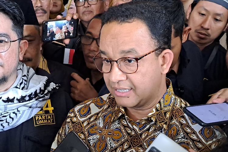 Mantan Gubernur DKI Jakarta Anies Baswedan saat ditemui usai menghadiri Rapat Kerja Nasional (Rakernas) ke-1 Partai Ummat di Asrama Haji Pondok Gede, Jakarta Timur, Selasa (14/2/2023). 
