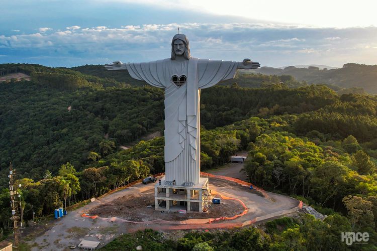 Patung Yesus Kristus Sang Pelindung atau Christ the Protector, Encantando, Brazil.