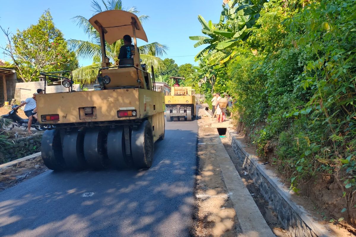 Perbaikan jalan di Lingkungan Padang Keling, Kelurahan Banyuning, Kecamatan Buleleng, Kabupaten Buleleng, Provinsi Bali. 