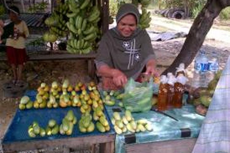 Seorang pedagang buah di Simpang Beutoh, Kecamatan Sigli, menawarkan dagangan aneka buahnya kepada pelintas yang singgah. (DESI)