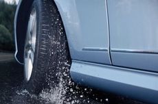 Aktifkan Fitur VSC Bikin Mobil Berkendara Lebih Aman Saat Hujan