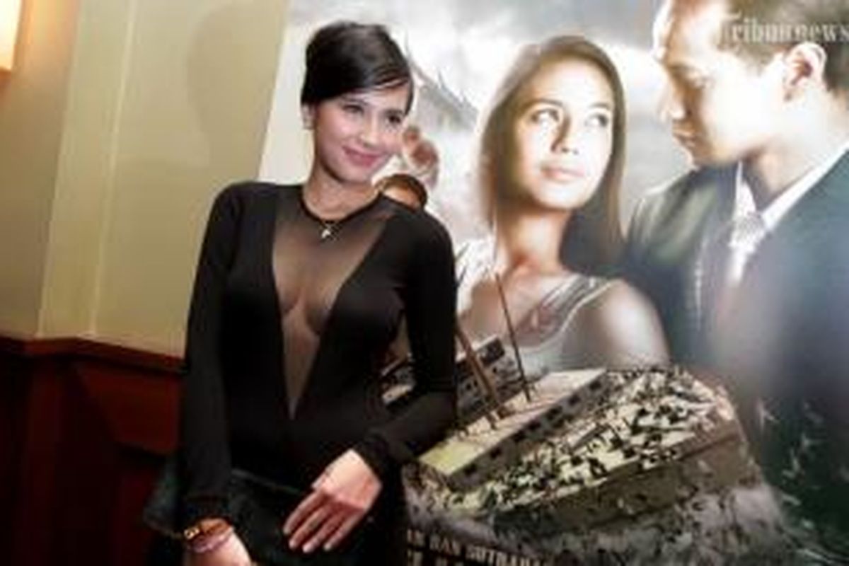 Artis peran Pevita Cleo Eileen Pearce atau Pevita Pearce hadir pada acara pemutaran perdana film Tenggelamnya Kapal Van Der Wijck, di XXI Plaza Senayan, Jakarta Pusat, Sabtu (14/12/2013) malam. Film produksi PT Soraya Intercine Films yang diangkat dari sebuah novel karya Haji Abdul Malik Karim Amarullah (HAMKA), dengan latar belakang keindahan Nusantara pada 1930, tersebut akan mulai diputar di semua gedung bioskop di Indonesia pada 19 Desember 2013. 