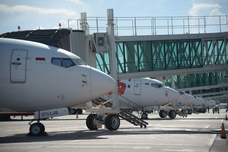 Sejumlah pesawat tengah terparkir di bandara yang dikelola PT Angkasa Pura I.