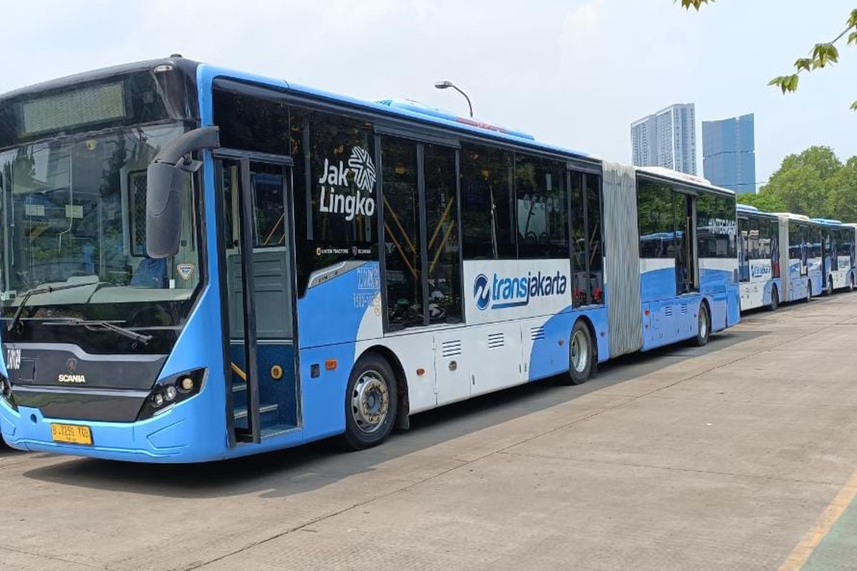 Kondisi area parkir depan pool bus TransJakarta di Jalan Perintis Kemerdekaan, Pulo Gadung, Jakarta Timur, Rabu (21/12/2022). Dari depan, beberapa bus tampak terlihat terawat dan diurus dengan baik oleh PT TransJakarta.