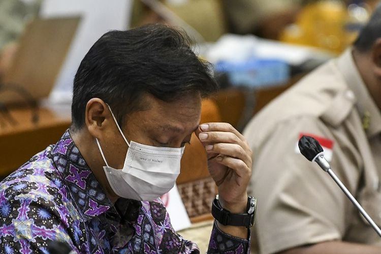 Menteri Kesehatan (Menkes) Budi Gunadi Sadikin (kiri) mengikuti rapat kerja (Raker) dengan Komisi IX DPR di Kompleks Parlemen, Senayan, Jakarta, Senin (8/11/2021). Rapat tersebut membahas evaluasi penanganan pandemi COVID-19 dan strategi mitigasi gelombang ketiga melalui ketersediaan obat, alat kesehatan, vaksin, dan tenaga medis, serta keterjangkauan akses testing dan tracing bagi masyarakat. ANTARA FOTO/Galih Pradipta/foc.