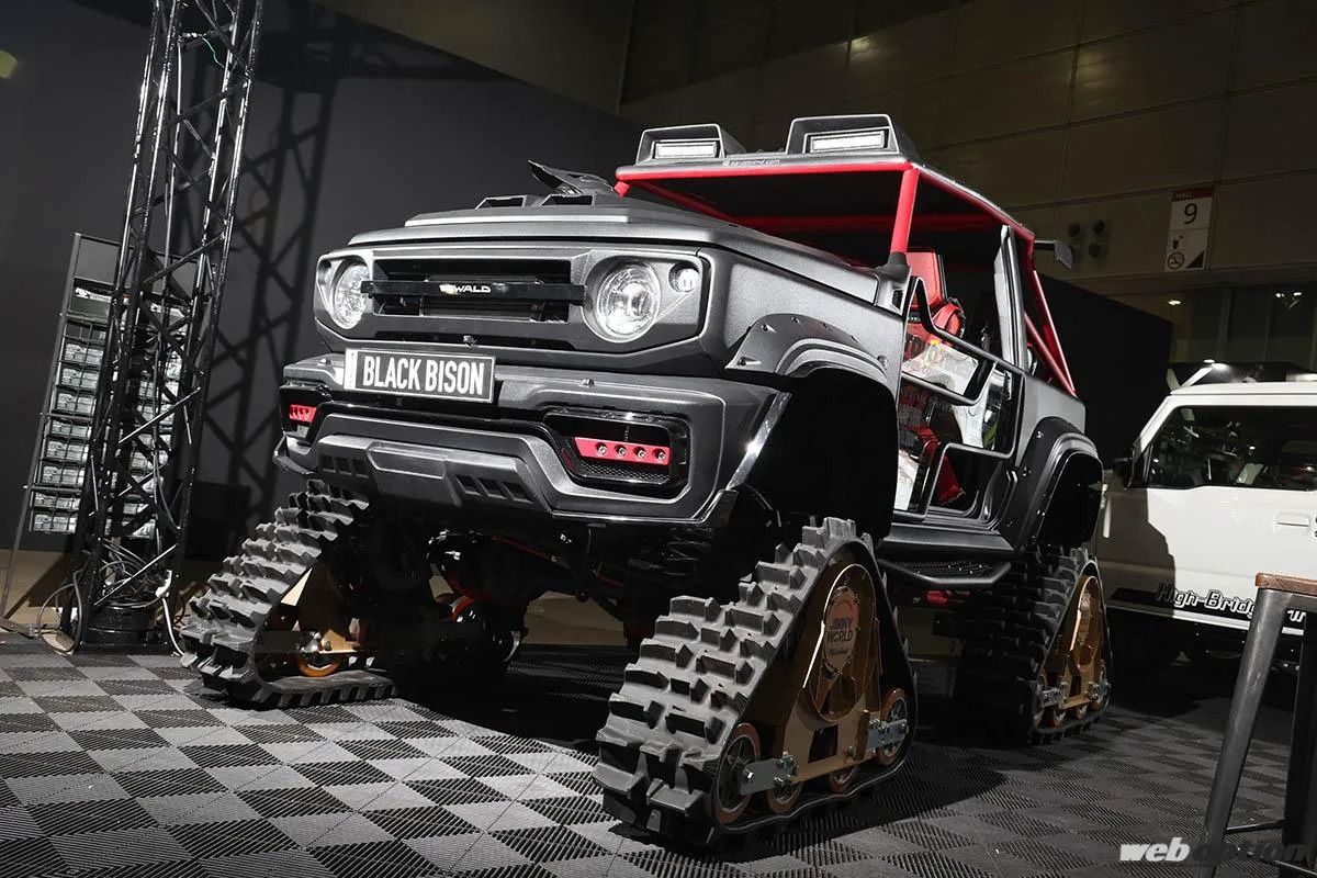 Modifikasi Suzuki Jimny dengan ban crawler layaknya alat berat