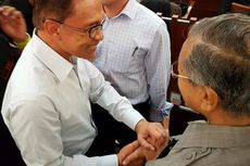 Setelah 18 Tahun, Mahathir dan Anwar Ibrahim Berjabat Tangan Lagi