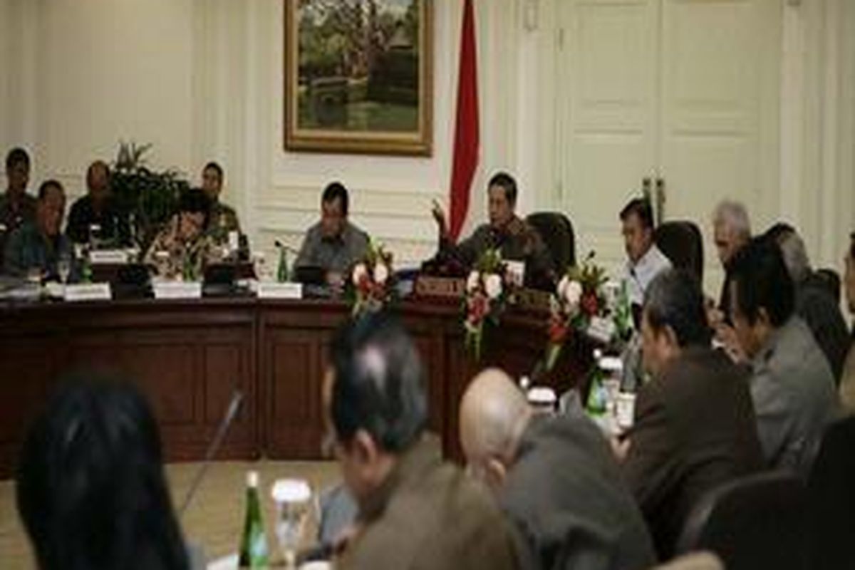Presiden Susilo Bambang Yudhoyono menunjuk ke arah peserta sidang kabinet yang sedang berbincang-bincang