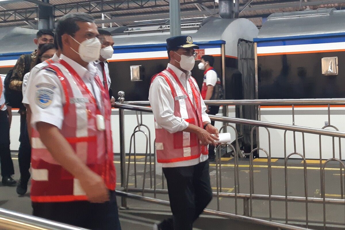 Menteri Perhubungan Budi Karya Sumadi dalam acara peringatan satu tahun perjalanan KRL Jogja-Solo di Stasiun Solo Balapan, Solo, Jawa Tengah, Sabtu (12/3/2022).