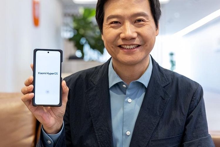 Pendiri dan CEO Xiaomi Lei Jun memperkenalkan antarmuka baru HyperOS, pengganti MiUI