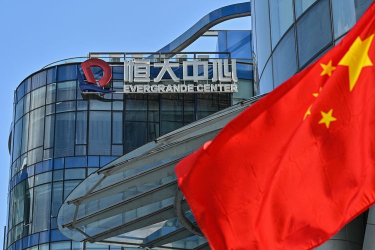 Gedung Evergrande Center di Shanghai pada 22 September 2021. Krisis properti di China turut memengaruhi Evergrande sebagai salah satu pengembang terbesar di Negeri Panda.