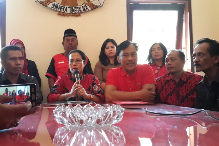 Sekretaris DPD PDI Perjuangan Jawa Timur Sri Untari dan Ketua DPC PDI Perjuangan Kota Malang Moch Arief Wicaksono (kanan) saat konferensi pers di Kantor DPC PDI Perjuangan Kota Malang, Kamis (10/8/2017) 