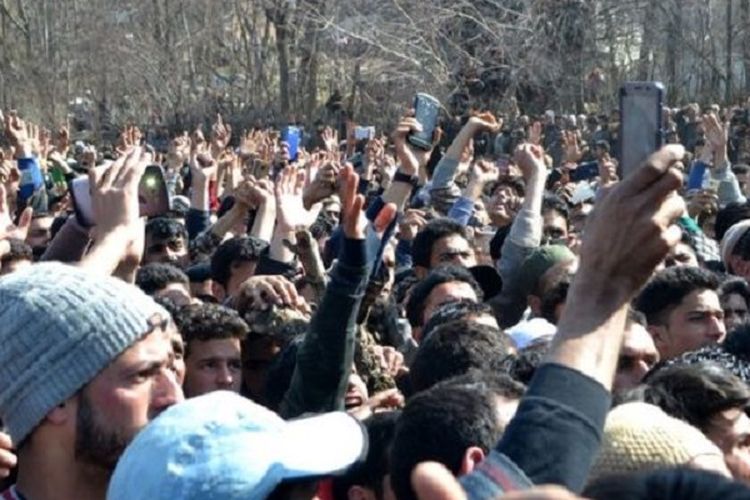 Sekelompok orang melakukan aksi unjuk rasa setelah seorang militan yang paling diburu di India dilaporkan tewas dalam baku tembak di Kashmir.