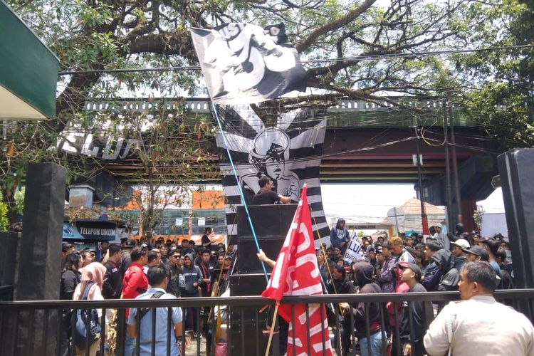Puluhan orang atau Arek Malang melakukan aksi di depan Kantor Pengadilan Negeri (PN) Kota Malang pada Rabu (11/10/2203) sejak pukul 10.00 WIB.
