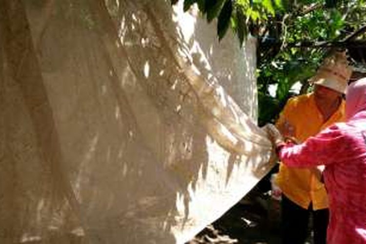 Desainer Merdi Sihombing memberikan pelatihan penggunaan pewarna alami di Banyuwangi Kamis.(25/8/2016)