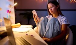 Menavigasi Media Sosial, Melindungi Kesehatan Mental Remaja di Era Digital