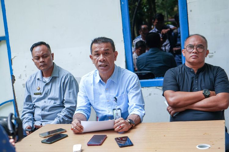 Kadishub Medan Iswar (tengah) saya menyampaikan keterangan di Lapangan Ahmad Yani Medan, Selasa (2/4/2024)