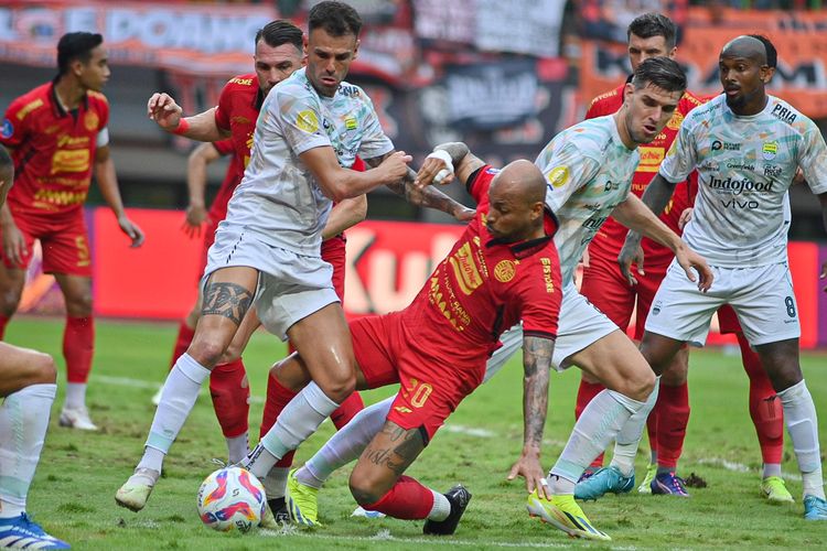 Aksi Gustavo Almeida memburu bola dalam laga pekan ke-23 Liga 1 2024-2025 antara Persija vs Persib di Stadion Patriot Candrabhaga, Minggu (16/2/2025).