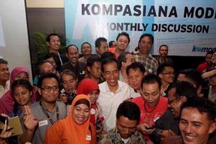 Gubernur DKI Jakarta Joko Widodo atau Jokowi berfoto bersama para kompasianer seusai acara Kompasiana Modis (monthly discussion) di gedung Kompas Gramedia, Palmerah Barat, Jakarta, Kamis (7/2/2013). Dalam acara diskusi yang diikuti oleh puluhan kompasianer ini, Jokowi menjawab sejumlah pertanyaan peserta berkaitan dengan permasalahan di Jakarta. 