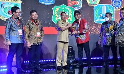 Sumenep Raih Penghargaan UHC 2023, Bupati Fauzi Janji Akan Tingkatkan Pelayanan Kesehatan