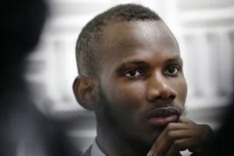 Lassana Bathily asal Mali, karyawan Muslim yang membantu sejumlah pembeli Yahudi bersembunyi di sebuah ruang penyimpanan berpendingin dari seorang teroris dalam serangan pada 9 Januari lalu, saat difoto di Paris hari Kamis (15/1/2015).