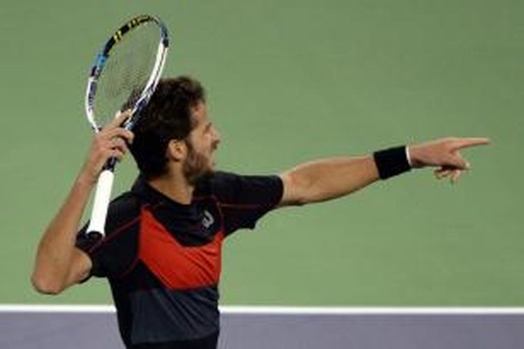 Petenis Spanyol, Feliciano Lopez, memprotes keputusan hakim garis saat menghadapi rekan senegaranya, Rafael Nadal, pada babak kedua Shanghai Masters, Rabu (8/10/2014). Lopez menang 6-3, 7-6(6).