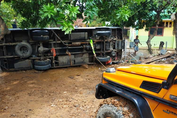 Evakuasi bus terbalik milik TNI-AL menggunakan mobil offroad di Pondok Gede Permai, Jatiasih, Kota Bekasi, Jumat (3/1/2020).