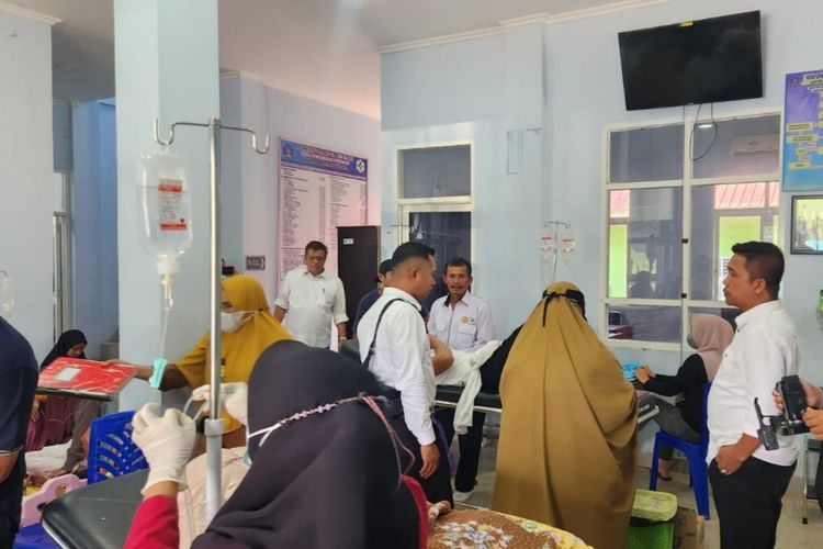 Sebanyak 30 orang pegawai BPSIP Kendari dirawat di Puskesmas Puuwatu karena keracunan usai menyantap soto di kantor Diklat Provinsi Sultra.