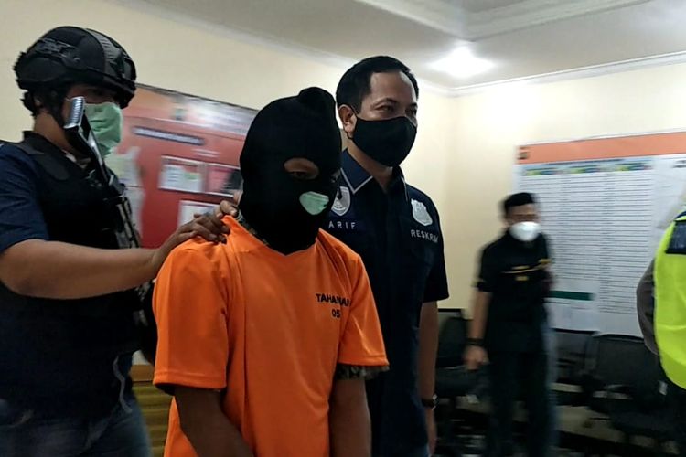 Pelaku eksibisionis terhadap anak saat perilisan kasus tersebut di Polsek di Kelapa Gading, Jakarta Utara, Selasa (6/4/2021).