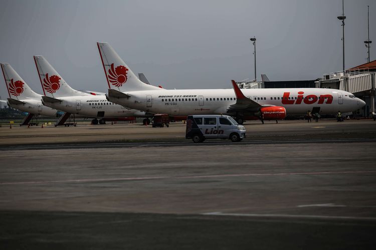 Pesawat Lion Air terlihat di Bandara Soekarno Hatta, Tangerang, Banten (17/3/2020). Lion Air Grup melakukan sterilisasi pesawat sebagai langkah pencegahan dalam menghadapi wabah penyakit akibat virus Covid-19.