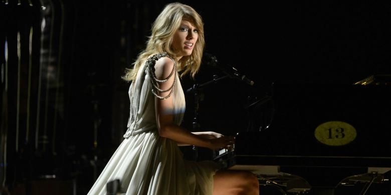 Penyanyi, pencipta lagu, dan pemain musik Taylor Swift tampil di panggung pergelaran Grammy Awards 2014 di Staples Center, Los Angeles, California, AS, 26 Januari 2014 waktu setempat.