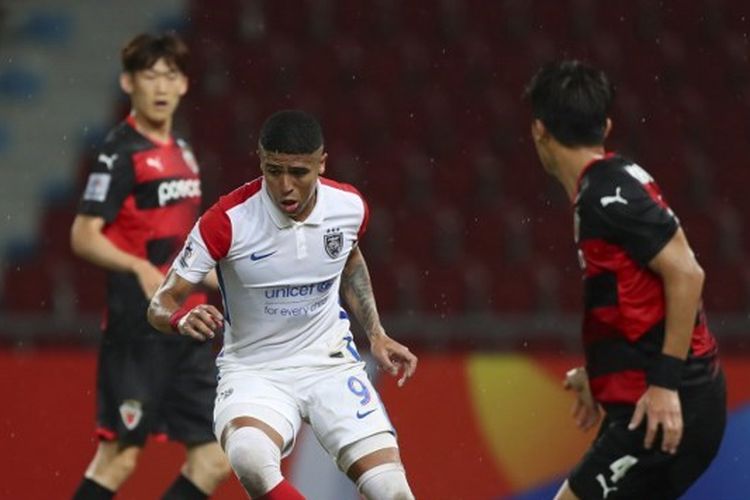 Penyerang Johor Darul Takzim asal Brasil, Bergson da Silva, beraksi dalam laga melawan Pohang Steelers di pertandingan Liga Champions AFC yang digelar di Stadion Rajamangala, Bangkok, Thailand, pada 28 Juni 2022. Bergson sukses mencetak 46 gol dari 36 pertandingan pada 2022. (Photo by THANANUWAT SRIRASANT / ASIAN FOOTBALL CONFEDERATION / AFP)