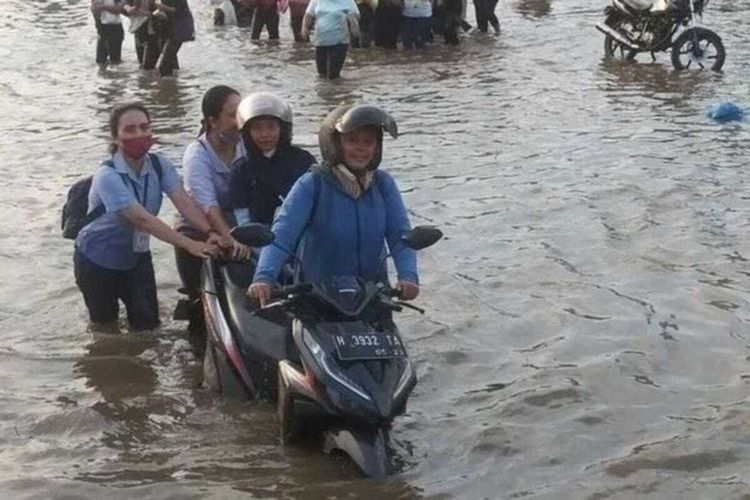 Banjir rob di Kawasan Tanjung Emas Semarang, Jawa Tengah (Jateng) karena tanggul jebol. Senin (20/6/2022). 