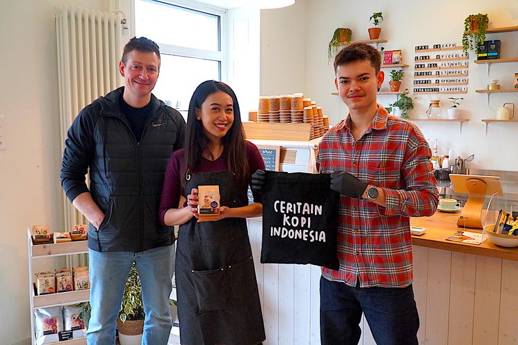Martin, Alista dan Adam Ponti merintis Kedai Kopi Indonesia Pertama Kali di Zurich, Swiss, yang kemudian diberi nama Omnia Coffee.