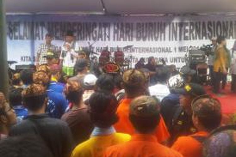 Pemerintah Kota Surabaya menggelar pesta untuk para buruh di taman balaikota dalam rangka memperingati Hari Buruh Internasional, Kamis (1/5/2014)