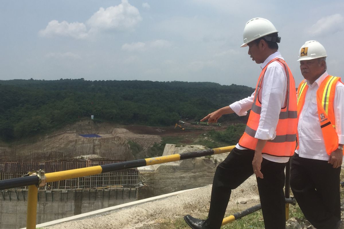 Presiden Joko Widodo dan Menteri PUPR Basuki Hadimuljono meninjau progres Bendungan Karian di Kecamatan Rangkasbitung, Kabupaten Lebak, Banten, Rabu (4/10/2017).