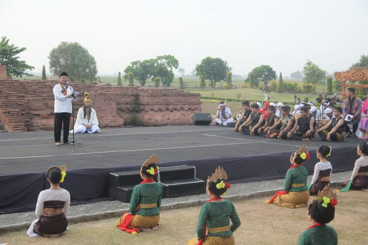 Wakil Gubernur (Wagub) Jabar Ruzhanul Ulum saat menghadiri pada peringatan Hari Purbakala Nasional ke-110 Tingkat Provinsi Jabar di Candi Blandongan, Kompleks Candi Batu Jaya, Desa Segaran, Kabupaten Karawang, Rabu (14/6/2023).
