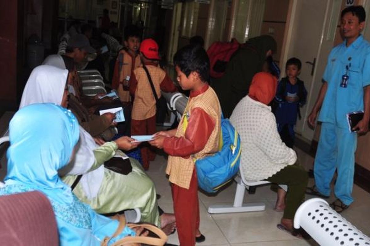 Ratusan anak dari Sekolah Dasar Islam Terpadu (SDIT) Ibnu Masud Ambarawa membagikan buku kumpulan doa bagi orang yang sakit di RSUD Ambarawa, Rabu (16/3/2016).