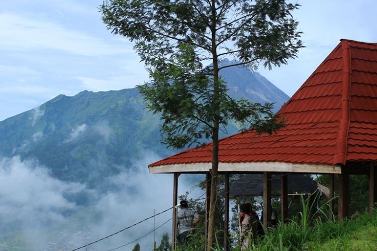 Gazebo wisatawan yang menghadap ke panorama gunung Merbabu dan Merapi di destinasi wisata Gancik Hill Top, Selo, Boyolali, Jawa Tengah, Sabtu (22/4/2017).