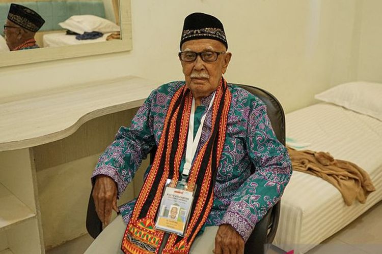 Muhammad Taher Abdussalam (100) jamaah calon haji tertua Embarkasi Aceh tahun 2023 saat berada di Asrama Haji Embarkasi Aceh, Minggu (28/5/2023).