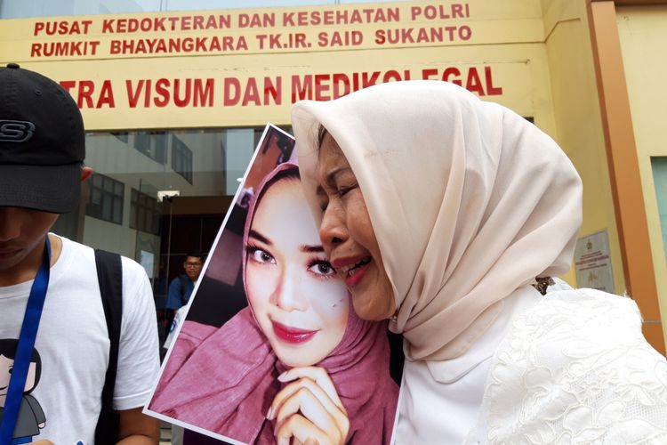 Ibunda korban Lion Air JT 610, Puspita Eka Putri saat menceritakan tentang putrinya, RS Polri, Kramatjati, Jakarta Timur, Selasa (30/10/2018)