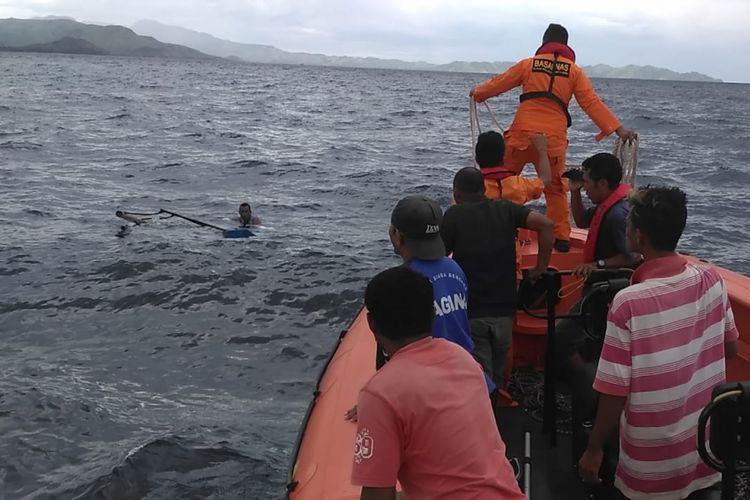 Foto : Tim Basarnas Maumere menemukan nelayan di tengah laut, Minggu (10/3/2019)