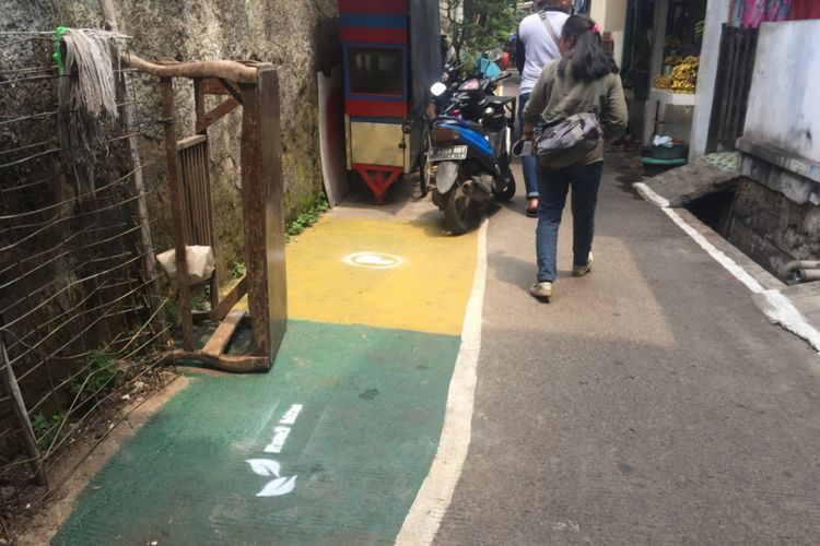 Ruang parkir yang berwarna kuning dan ruang terbuka hijau untuk jalur yang dicat warna hijau.