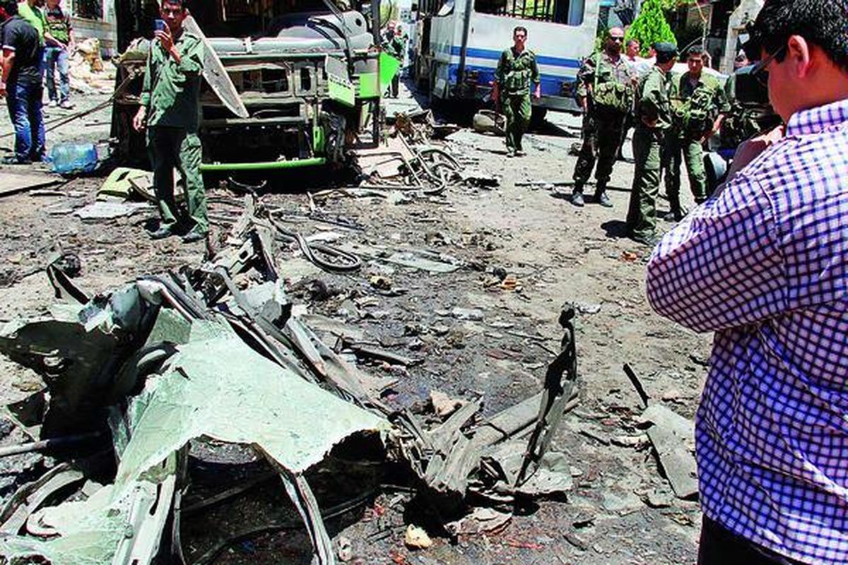 Pasukan keamanan Suriah memeriksa lokasi ledakan yang target sebenarnya adalah sebuah bus militer di dekat Qudssaya, di dekat Damaskus, Suriah, Jumat (8/6). Setidaknya tujuh orang tewas, empat di antaranya anggota pasukan keamanan Suriah, dalam sejumlah ledakan yang terjadi di dekat Damaskus serta kota barat laut Suriah, Idlib, pada hari itu.