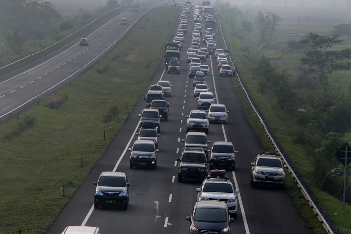 Kepadatan arus balik kendaraan mudik lebaran terlihat di Tol Cipularang-Palimanan menuju Jakarta, Jumat (30/6/2017). Kepadatan volume kendaraan terlihat di ruas jalan tol km 86 hingga km 138. KOMPAS IMAGES/KRISTIANTO PURNOMO